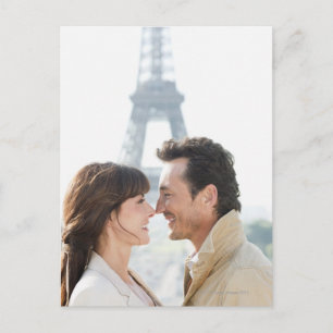 Carte Postale Couple romantique avec la Tour Eiffel dans