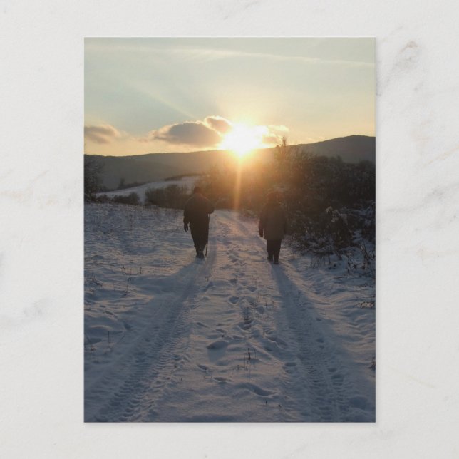 Carte Postale Couple se promenant dans la neige au coucher du so (Devant)