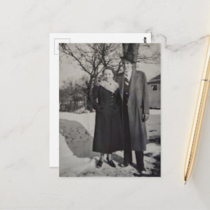 Carte Postale Couple Vintage Debout Dans La Neige