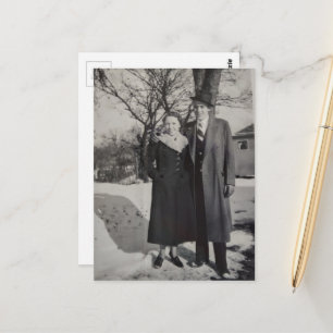 Carte Postale Couple vintage noir et blanc debout dans la neige
