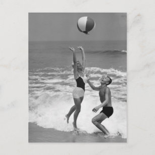 Carte Postale Couples jouant avec un Beachball