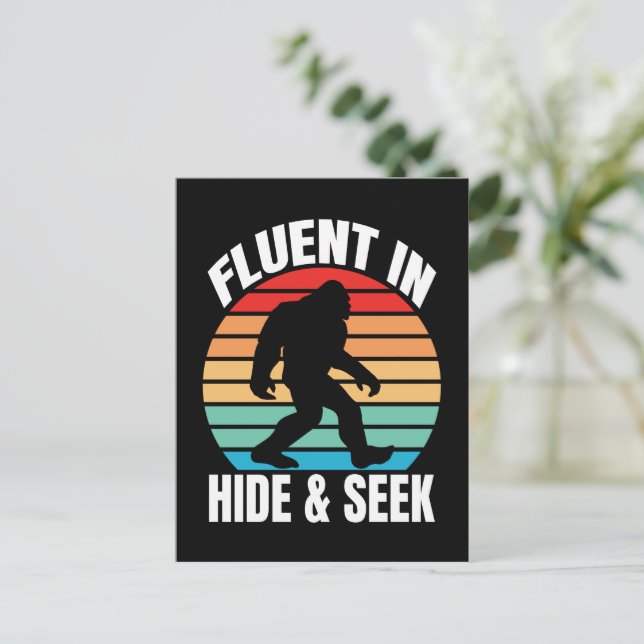 Carte Postale Courant à cache-cache Bigfoot drôle  (Debout devant)