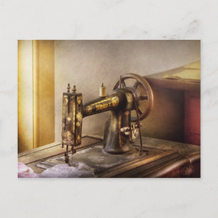 Carte Postale Couture - Une machine à coudre noire et blanche