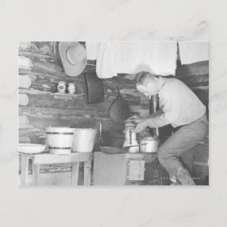 Carte Postale Cowboy à faire du café dans le bunkhouse