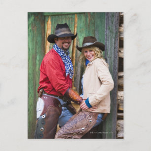 Carte Postale Cowboy et cow-girl tenant des mains devant