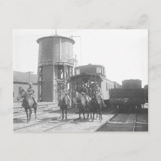 Carte Postale Cowboys à cheval posant devant un train