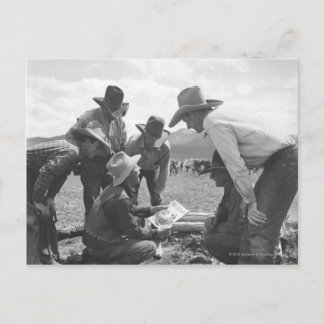 Carte Postale Cowboys looking a magazine