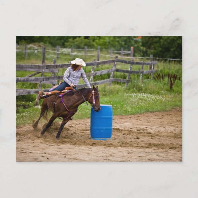 Carte Postale Cowgirl à cheval pratiquant la course de baril dan (Devant)