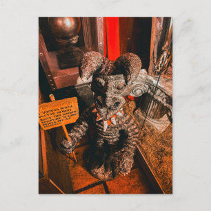 Carte Postale Créature de taxidermie fantaisiste avec enseigne c