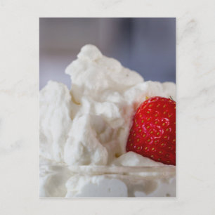 Carte Postale Crème aux fraises dans un bol de verre