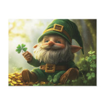 Cute gnome lutin avec trèfles et shamrocks