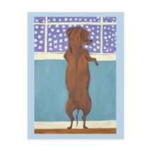 Dachshund à la fenêtre regardant la neige tomber