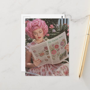Carte Postale Dame aux cheveux roses rétro lisant dans un jardin
