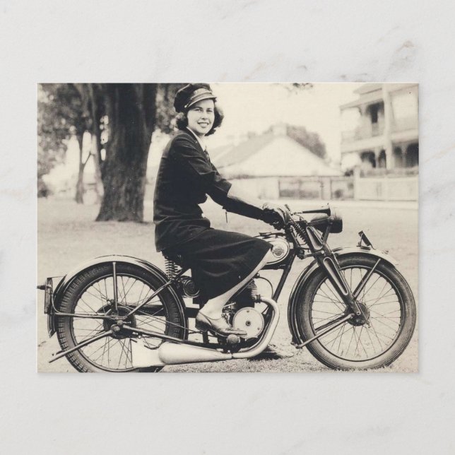 Carte Postale Dame sur moto vintage B&W photo (Devant)