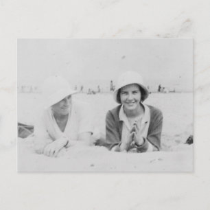 Carte postale Dames Sur La Plage Vieux Noir Et Bla
