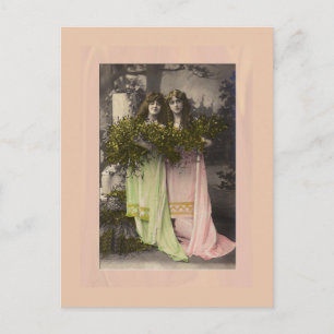 Carte Postale dames victoriennes avec des fleurs dans le cimetiè