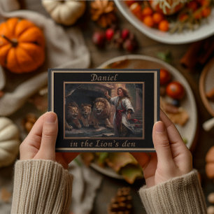 Carte Postale Daniel debout dans la fosse aux lions d'aspect anc