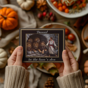 Carte Postale Daniel debout dans les lions à mur de pierre