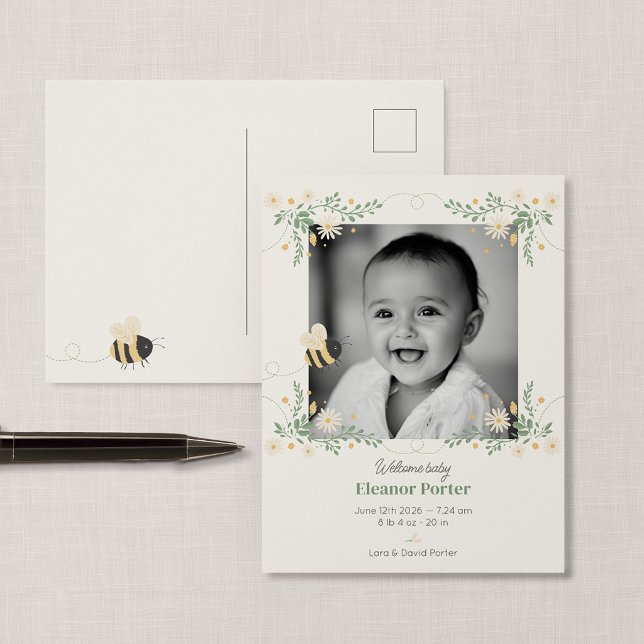 Carte postale d'annonce de naissance de bourdon (Wildflower Flight - Honey Bee New Baby Photo Postcard Announcement)