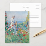 Carte Postale Dans le jardin | Childe Hassam<br><div class="desc">Dans le jardin (Celia Thaxter dans son jardin) (1892) | Oeuvre originale du peintre impressionniste américain Childe Hassam (1859-1935). La pièce représente une femme debout dans un beau jardin verdoyant avec des fleurs roses et rouges. Utilisez les outils de conception pour ajouter du texte personnalisé ou personnaliser l'image.</div>