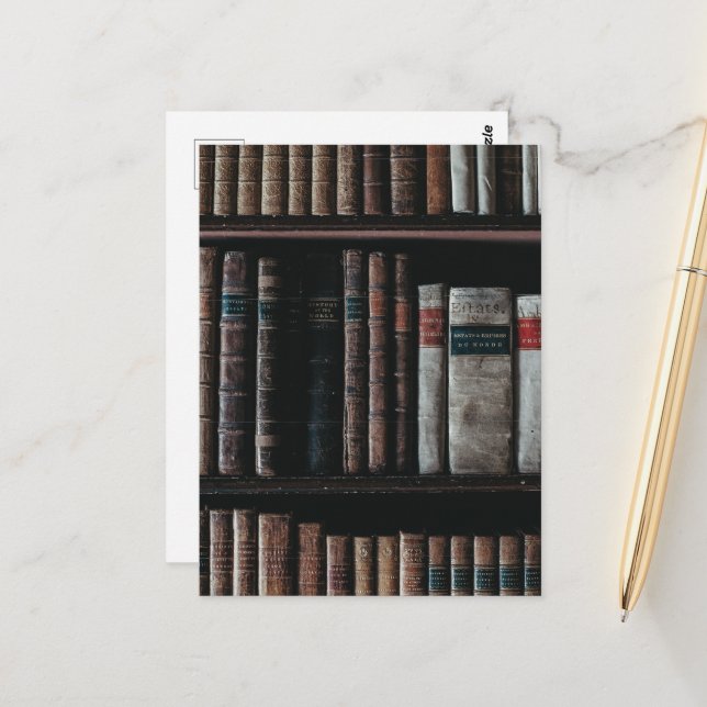 Carte Postale Dark Academia Bibliothèque esthétique (Devant/Arrière en situation)