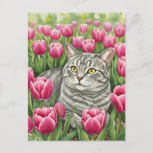 Carte postale de chat gris mignon dans les tulipes