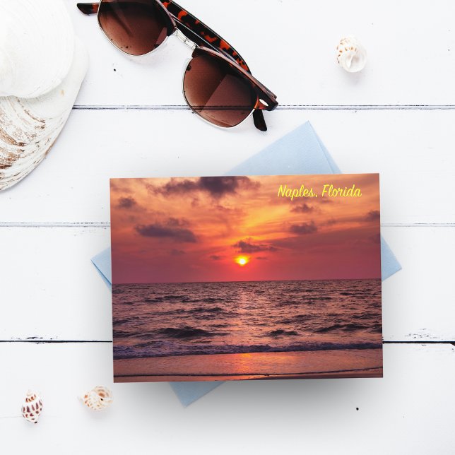 Carte postale de coucher de soleil tropical à Napl (Capturing the essence of Naples, Florida's majestic sunset on a postcard. Let its beauty inspire you)