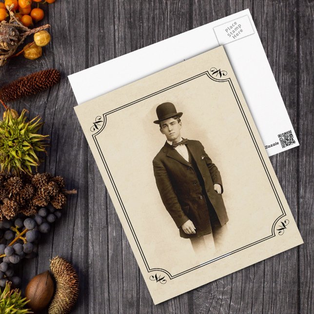 Carte postale de gentleman victorien (Black White photo of Victorian era man in suitcoat and hat in ornate frame on tan postcard.)