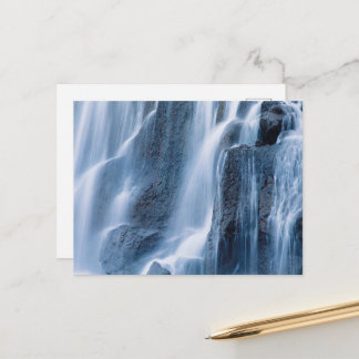 Carte postale de la cascade d'eau sereine et tranq