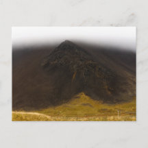 Carte postale de montagne et nuages bas en Islande