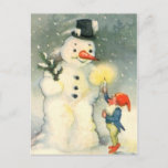 Carte postale de Noël Elf et Snowman Vintage<br><div class="desc">L'un des elfes de Père Noël tient une bougie éclairée pour qu'un bonhomme de neige puisse voir dans cette magnifique image d'art de l'époque victorienne. Célébrez les fêtes de la façon ancienne!</div>