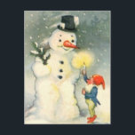 Carte postale de Noël Elf et Snowman Vintage<br><div class="desc">L'un des elfes de Père Noël tient une bougie éclairée pour qu'un bonhomme de neige puisse voir dans cette magnifique image d'art de l'époque victorienne. Célébrez les fêtes de la façon ancienne!</div>