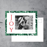Carte postale de Noël Joie Photo verte<br><div class="desc">Ces cartes postales de vacances 4, 25 po x 5, 6 po modernes,  simples et élégantes sont dotées d'une typographie moderne en vert sur le blanc et d'un arrière - plan de design floral abstrait,  ainsi que d'un emplacement pour votre photo préférée,  noir et blanc ou couleur.</div>