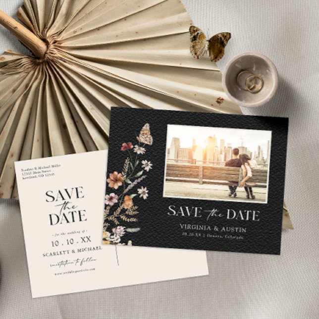 Carte postale de sauvegarde de date de photo noir (Photo Black Boho Floral Save The Date Postcard with Butterfly by Painted Paperie
)