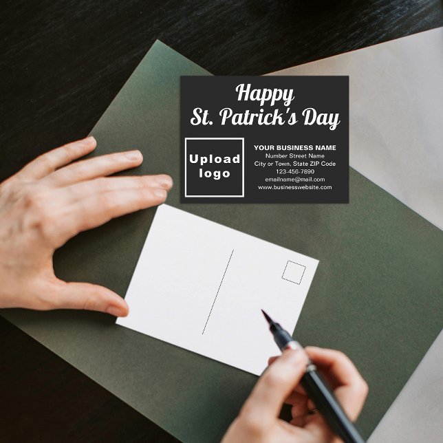 Carte postale de vacances de la Saint-Patrick en n (Business brand with St. Patrick greeting on black holiday postcard)