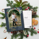 Carte Postale De Vacances En Aluminium Arch Greenery Joyeux Noël Photo Dusty Blue<br><div class="desc">Ce design présente une aquarelle sainte et l'eucalyptus autour d'une image voûtée avec un cadre en feuille d'or.</div>