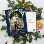 Carte Postale De Vacances En Aluminium Arch Greenery Joyeux Noël Photo Marine Bleu<br><div class="desc">Ce design présente une aquarelle sainte et l'eucalyptus autour d'une image voûtée avec un cadre en feuille d'or.</div>