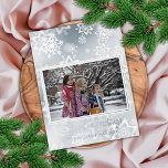 Carte Postale De Vacances En Aluminium Artsy Frosty hiver Cristaux de glace Argent<br><div class="desc">Carte de voeux de Noël unique, tendance et simple et chic de saison avec votre photo d'hiver préférée sur un arrière - plan de flocons de neige et de cristaux de glace en hiver. Avec de la place pour customiser ou personnaliser avec une photo votre choix sur le devant, et...</div>