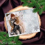 Carte Postale De Vacances En Aluminium Artsy Frosty hiver Cristaux de glace Argent<br><div class="desc">Carte de voeux de Noël unique, tendance et simple et chic de saison avec votre photo d'hiver préférée sur un arrière - plan de flocons de neige et de cristaux de glace en hiver. Avec de la place pour customiser ou personnaliser avec une photo votre choix sur le devant, et...</div>
