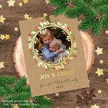 Carte Postale De Vacances En Aluminium Berries rouges personnalisées Feuilles verts Wreat<br><div class="desc">Carte de voeux de Noël classique contemporaine avec baies rouge orange et rose, et feuilles de couronnes couleur vert clair et foncé sur une texture rustique en papier kraft brun, avec véritable feuille d'or rose LOVE JOY CHEER texte souhaité. Avec l'option et la place pour customiser le texte, le nom...</div>