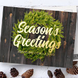 Carte Postale De Vacances En Aluminium Bonnes Fêtes Pays Pin rustique Wreath Bois<br><div class="desc">Votre logo d'entreprise peut être ajouté à l'arrière. Modifiez le message de vacances,  le nom commercial ou le nom de l'entreprise. Disponible ici : http://www.zazzle.com/selectpartysupplies</div>