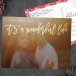 Carte Postale De Vacances En Aluminium C'est un merveilleux Noël d'or de vie<br><div class="desc">C'est un merveilleux Vacances de Vie Photo Carte Postale Script en VRAI OR lettrage. retour a une jolie bordure florale. Style de lettre. Gros design photo. Un design joyeux et festif. C'est une vie merveilleuse. fleurs. rouge et blanc. cadre fleuri.</div>