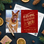 Carte Postale De Vacances En Aluminium Dashing Through the Snow | Photo de Noël Real<br><div class="desc">Envoyez les salutations de vacances de cette année dans le style avec ces cartes postales uniques et modernes en papier imprimé de Noël. Ajoutez facilement votre propre photo et le libellé personnalisé à ces cartes postales de vacances en utilisant la section "Modifier ce modèle de design", ou cliquez sur le...</div>