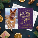 Carte Postale De Vacances En Aluminium Dashing Through the Snow | Photo de Noël Real<br><div class="desc">Envoyez les salutations de vacances de cette année dans le style avec ces cartes postales uniques et modernes en papier imprimé de Noël. Ajoutez facilement votre propre photo et le libellé personnalisé à ces cartes postales de vacances en utilisant la section "Modifier ce modèle de design", ou cliquez sur le...</div>