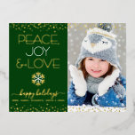 Carte Postale De Vacances En Aluminium Green Peace Jove Love Photo Flèche de neige Real G<br><div class="desc">"Paix, joie et amour." Une illustration amusante, ludique, vraie feuille d'or et flake blanc, de véritables points de confettis en feuille d'or, et de la véritable feuille d'or et de la typographie moderne blanche sur un arrière - plan vert chasseur, avec la photo personnalisée de votre choix, vous aider à...</div>