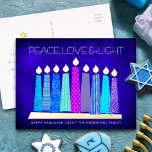 Carte Postale De Vacances En Aluminium Hanoukka bougies Paix Amour Bleu clair Véritable O<br><div class="desc">"Paix, amour et lumière." Une illustration ludique, moderne et artistique de bougies motifs de saumons dans une menorah vous aide à inaugurer les vacances de Hanoukka. Des bougies bleues assorties de motifs de fausse feuille colorés recouvrent un arrière - plan riche en texture bleu marine. Au verso, tapez votre copie...</div>