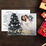 Carte Postale De Vacances En Aluminium Joyeux Noël Grande photo Lettre de Noël Or<br><div class="desc">Envoyez des voeux de vacances spéciales avec cette carte postale festive avec "Joyeux Noël" dans une police de typographie dessinée à la main dans une véritable feuille d'or - mise contre votre photo personnalisée. Ajoutez facilement votre propre salutation de vacances dactylographiée à l'arrière ou supprimez la note pour laisser de...</div>