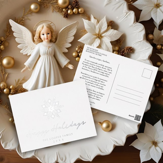 Carte Postale De Vacances En Aluminium Minimalist Silver Modern Snowflake Initial (Discover the elegance of our Minimalist Silver Modern Snowflake Family Initial Foil Holiday Postcard)