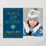 Carte Postale De Vacances En Aluminium Photo Hanoukka Peace Joy Love Snowflake Real Gold<br><div class="desc">"Paix, joie et amour." Une illustration amusante, ludique, vraie feuille d'or et flake bleu turquoise, de véritables points de confetti en feuille d'or, et de la véritable feuille d'or et de la typographie moderne turquoise sur un arrière - plan bleu marine, avec la photo personnalisée de votre choix, vous aider...</div>