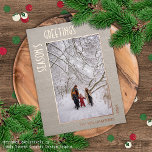 Carte Postale De Vacances En Aluminium Photo Personnalisée Sur Faux Jute Burlap Motif Ros<br><div class="desc">Carte de voeux de Noël unique, tendance et simple de saison avec votre photo d'hiver préférée sur un burlap moderne couleur beige taupe chic ou tissu en lin jute arrière - plan. Avec place pour customiser ou personnaliser avec une photo, nom de famille ou noms, et le texte de votre...</div>
